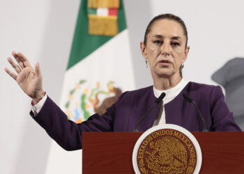 MEX8966. CIUDAD DE MÉXICO (MÉXICO), 07/04/2025.- La presidenta de México Claudia Sheibaum, participa este lunes durante una rueda de prensa en Palacio Nacional de la Ciudad de México (México). Sheinbaum no descartó imponer aranceles recíprocos a los que impuso el mandatario de Estados Unidos, Donald Trump, pero prefiere buscar un "acuerdo previo", por lo que el secretario de Economía, Marcelo Ebrard, viajará otra vez a Washington esta semana. EFE/José Méndez