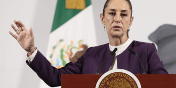 MEX8966. CIUDAD DE MÉXICO (MÉXICO), 07/04/2025.- La presidenta de México Claudia Sheibaum, participa este lunes durante una rueda de prensa en Palacio Nacional de la Ciudad de México (México). Sheinbaum no descartó imponer aranceles recíprocos a los que impuso el mandatario de Estados Unidos, Donald Trump, pero prefiere buscar un "acuerdo previo", por lo que el secretario de Economía, Marcelo Ebrard, viajará otra vez a Washington esta semana. EFE/José Méndez