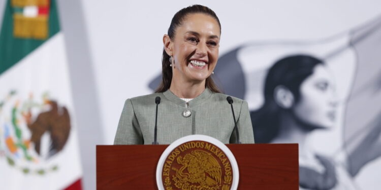 MEX8667. CIUDAD DE MÉXICO (MÉXICO), 04/04/2025.- La presidenta de México Claudia Sheibaum, participa durante una rueda de prensa este viernes, en el Palacio Nacional de la Ciudad de México (México). EFE/ Mario GUzmán