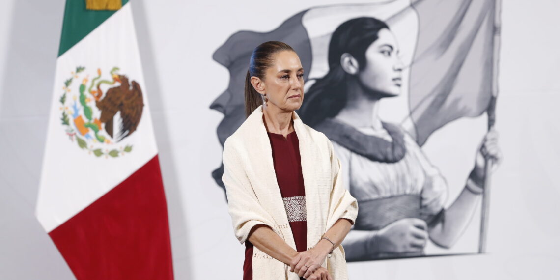 MEX9026. CIUDAD DE MÉXICO (MÉXICO), 08/04/2025.- La presidenta de México, Claudia Sheinbaum, participa en una rueda de prensa este martes, en Palacio Nacional, en Ciudad de México (México). Sheinbaum acusó de "mucho desconocimiento" sobre México al Comité de la ONU contra la Desaparición Forzada, que busca llevar la crisis nacional de desapariciones a la Asamblea General bajo el argumento de que son "sistemáticas o generalizadas". EFE/Mario Guzmán
