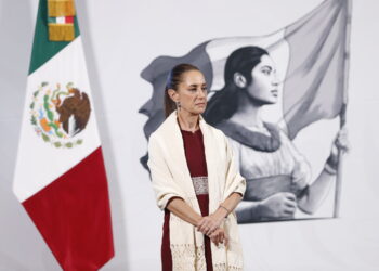 MEX9026. CIUDAD DE MÉXICO (MÉXICO), 08/04/2025.- La presidenta de México, Claudia Sheinbaum, participa en una rueda de prensa este martes, en Palacio Nacional, en Ciudad de México (México). Sheinbaum acusó de "mucho desconocimiento" sobre México al Comité de la ONU contra la Desaparición Forzada, que busca llevar la crisis nacional de desapariciones a la Asamblea General bajo el argumento de que son "sistemáticas o generalizadas". EFE/Mario Guzmán