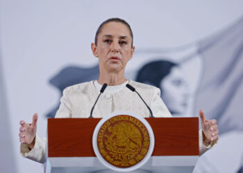 MEX005. CIUDAD DE MÉXICO (MÉXICO), 16/04/2025.- La presidenta de México, Claudia Sheinbaum, habla durante una rueda de prensa este miércoles, en el Palacio Nacional de la Ciudad de México (México). Sheinbaum descartó una regulación federal sobre los narcocorridos, música con referencias al narcotráfico, pero acotó que los estados y municipios pueden restringir su reproducción en espacios públicos. EFE/ Sáshenka Gutiérrez