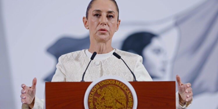 MEX005. CIUDAD DE MÉXICO (MÉXICO), 16/04/2025.- La presidenta de México, Claudia Sheinbaum, habla durante una rueda de prensa este miércoles, en el Palacio Nacional de la Ciudad de México (México). Sheinbaum descartó una regulación federal sobre los narcocorridos, música con referencias al narcotráfico, pero acotó que los estados y municipios pueden restringir su reproducción en espacios públicos. EFE/ Sáshenka Gutiérrez