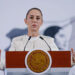 MEX005. CIUDAD DE MÉXICO (MÉXICO), 16/04/2025.- La presidenta de México, Claudia Sheinbaum, habla durante una rueda de prensa este miércoles, en el Palacio Nacional de la Ciudad de México (México). Sheinbaum descartó una regulación federal sobre los narcocorridos, música con referencias al narcotráfico, pero acotó que los estados y municipios pueden restringir su reproducción en espacios públicos. EFE/ Sáshenka Gutiérrez