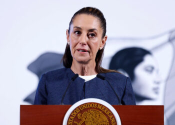MEX9779. CIUDAD DE MÉXICO (MÉXICO), 14/04/2025.- La presidenta de México, Claudia Sheinbaum, habla durante una rueda de prensa este lunes, en el Palacio Nacional de Ciudad de México (México). Sheinbaum lamentó el fallecimiento del escritor peruano, Mario Vargas Llosa, quien murió el domingo en Lima, Perú, a los 89 años, más allá de las diferencias políticas que existían con él. EFE/ Sáshenka Gutiérrez