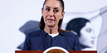 MEX9779. CIUDAD DE MÉXICO (MÉXICO), 14/04/2025.- La presidenta de México, Claudia Sheinbaum, habla durante una rueda de prensa este lunes, en el Palacio Nacional de Ciudad de México (México). Sheinbaum lamentó el fallecimiento del escritor peruano, Mario Vargas Llosa, quien murió el domingo en Lima, Perú, a los 89 años, más allá de las diferencias políticas que existían con él. EFE/ Sáshenka Gutiérrez