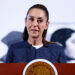 MEX9779. CIUDAD DE MÉXICO (MÉXICO), 14/04/2025.- La presidenta de México, Claudia Sheinbaum, habla durante una rueda de prensa este lunes, en el Palacio Nacional de Ciudad de México (México). Sheinbaum lamentó el fallecimiento del escritor peruano, Mario Vargas Llosa, quien murió el domingo en Lima, Perú, a los 89 años, más allá de las diferencias políticas que existían con él. EFE/ Sáshenka Gutiérrez