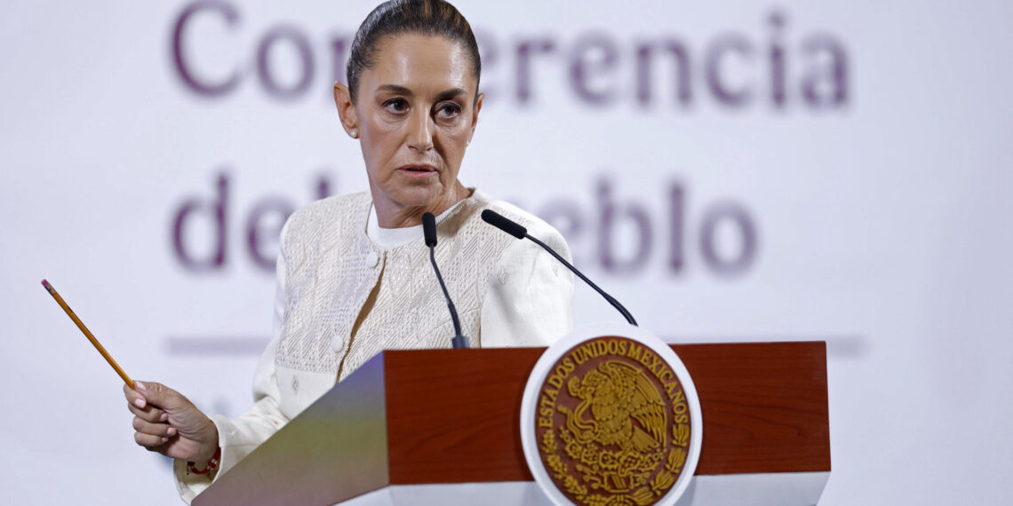 MEX012. CIUDAD DE MÉXICO (MÉXICO), 16/04/2025.- La presidenta de México, Claudia Sheinbaum, habla durante una rueda de prensa este miércoles, en el Palacio Nacional de la Ciudad de México (México). Sheinbaum expresó que tiene "los pies en la tierra" tras aparecer en la lista de las 100 personas más influyentes del mundo de la revista estadounidense TIME. EFE/ Sáshenka Gutiérrez