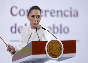 MEX012. CIUDAD DE MÉXICO (MÉXICO), 16/04/2025.- La presidenta de México, Claudia Sheinbaum, habla durante una rueda de prensa este miércoles, en el Palacio Nacional de la Ciudad de México (México). Sheinbaum expresó que tiene "los pies en la tierra" tras aparecer en la lista de las 100 personas más influyentes del mundo de la revista estadounidense TIME. EFE/ Sáshenka Gutiérrez