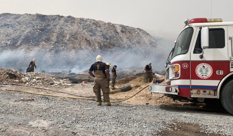 Un incendio se desata en un lote lleno de llantas y basura en la carretera a Casas Grandes, en Ciudad Juárez