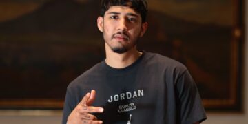 Netón Vega Desafía Restricciones y Entona Corridos Tumbados con Referencias a Drogas y Armas