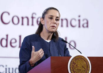 MEX9794. CIUDAD DE MÉXICO (MÉXICO), 14/04/2025.- La presidenta de México, Claudia Sheinbaum, habla durante una rueda de prensa este lunes, en el Palacio Nacional de Ciudad de México (México). Sheinbaum confirmó su participación en la 88 Convención Bancaria, a realizarse en mayo, y reveló que ha pedido al sistema financiero una reducción de tasas de interés para facilitar el acceso al crédito a pequeñas y medianas empresas (pymes). EFE/ Sáshenka Gutiérrez