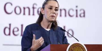 MEX9794. CIUDAD DE MÉXICO (MÉXICO), 14/04/2025.- La presidenta de México, Claudia Sheinbaum, habla durante una rueda de prensa este lunes, en el Palacio Nacional de Ciudad de México (México). Sheinbaum confirmó su participación en la 88 Convención Bancaria, a realizarse en mayo, y reveló que ha pedido al sistema financiero una reducción de tasas de interés para facilitar el acceso al crédito a pequeñas y medianas empresas (pymes). EFE/ Sáshenka Gutiérrez