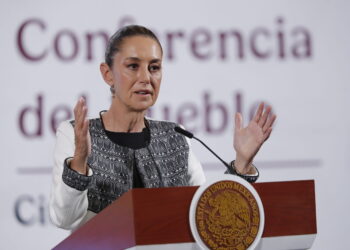 MEX8568. CIUDAD DE MÉXICO (MÉXICO), 03/04/2025.- La presidenta de México Claudia Sheinbaum, habla este jueves durante una rueda de prensa en Palacio Nacional de la Ciudad de México (México). Sheinbaum consideró "bueno" para México el anuncio de aranceles que hizo al resto del mundo este miércoles el mandatario de Estados Unidos, Donald Trump, algo que ella atribuyó a la "buena relación" entre ambos gobiernos. EFE/Mario Guzmán