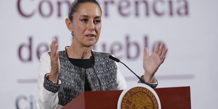 MEX8568. CIUDAD DE MÉXICO (MÉXICO), 03/04/2025.- La presidenta de México Claudia Sheinbaum, habla este jueves durante una rueda de prensa en Palacio Nacional de la Ciudad de México (México). Sheinbaum consideró "bueno" para México el anuncio de aranceles que hizo al resto del mundo este miércoles el mandatario de Estados Unidos, Donald Trump, algo que ella atribuyó a la "buena relación" entre ambos gobiernos. EFE/Mario Guzmán