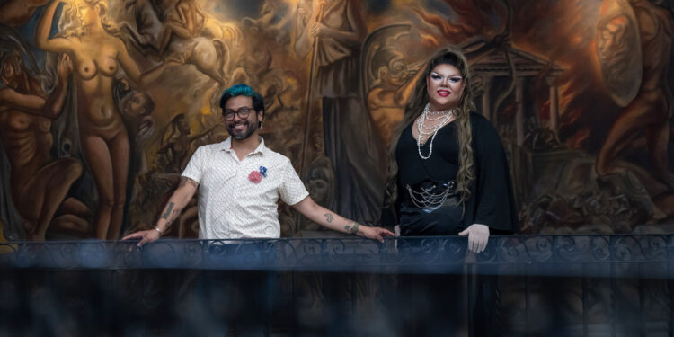 MEX8744. MONTERREY (MÉXICO), 05/04/2025.- El presidente del colectivo de Ars Queer, Roberto Santana (i), acompañado de la Drag Queen, Rishelle posan durante una entrevista con EFE este viernes, en Monterrey (México). El colectivo mexicano Ars Queer, que impulsa un proyecto de Drag Queens cuentacuentos para niños, participará en un simposio de la Universidad de Harvard el próximo 7 de abril, luego de superar la polémica tras la cancelación de su presentación en la Feria Internacional del Libro (FIL) de Monterrey en 2023. EFE/ Miguel Sierra