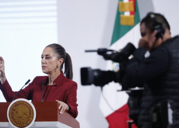 MEX8474. CIUDAD DE MÉXICO (MÉXICO), 02/04/2025.- La presidenta de México, Claudia Sheinbaum, habla durante una rueda de prensa este miércoles, en el Palacio Nacional de Ciudad de México (México). Sheinbaum afirmó que ya "hay un acuerdo" y que cumplirá "poco a poco" con el Tratado de la Distribución de Aguas Internacionales de Estados Unidos debido a los problemas de sequía, después de que funcionarios acusan a México de adeudar el líquido que debe entregar dentro del pacto fronterizo. EFE/ Mario Guzmán