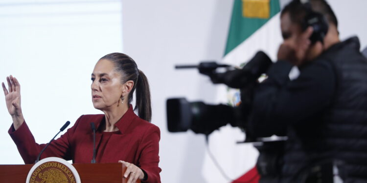 MEX8474. CIUDAD DE MÉXICO (MÉXICO), 02/04/2025.- La presidenta de México, Claudia Sheinbaum, habla durante una rueda de prensa este miércoles, en el Palacio Nacional de Ciudad de México (México). Sheinbaum afirmó que ya "hay un acuerdo" y que cumplirá "poco a poco" con el Tratado de la Distribución de Aguas Internacionales de Estados Unidos debido a los problemas de sequía, después de que funcionarios acusan a México de adeudar el líquido que debe entregar dentro del pacto fronterizo. EFE/ Mario Guzmán