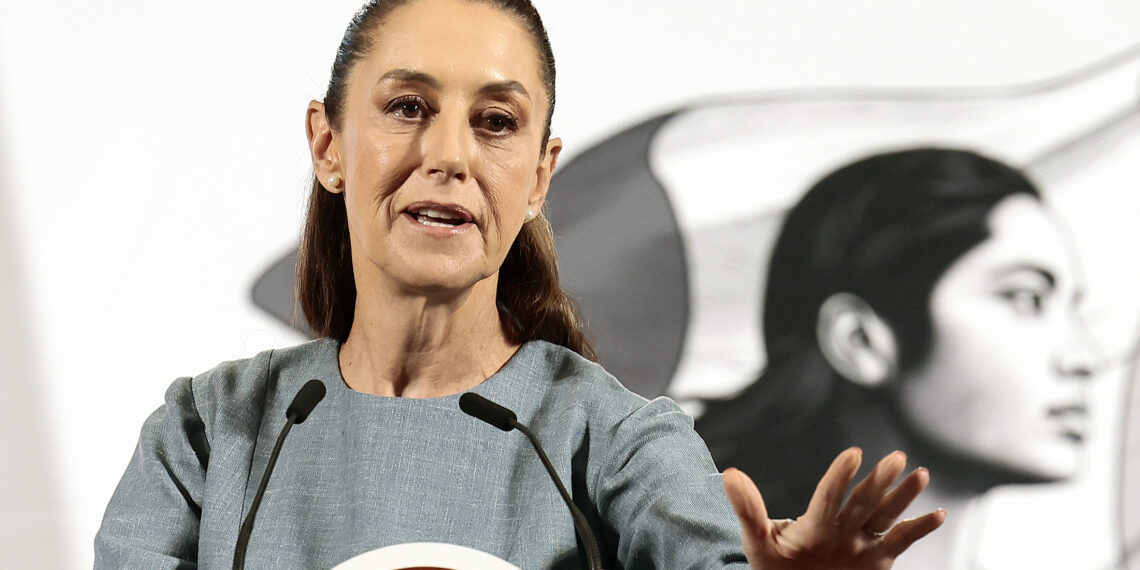 MEX7369. CIUDAD DE MÉXICO (MÉXICO), 24/03/2025 .- La presidenta de México, Claudia Sheinbaum, habla durante su rueda de prensa diaria este lunes, en Palacio Nacional de la Ciudad de México (México). EFE/ José Méndez