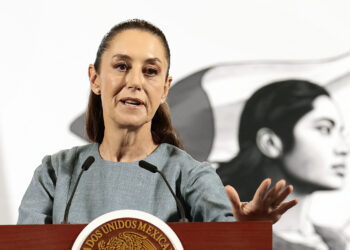 MEX7369. CIUDAD DE MÉXICO (MÉXICO), 24/03/2025 .- La presidenta de México, Claudia Sheinbaum, habla durante su rueda de prensa diaria este lunes, en Palacio Nacional de la Ciudad de México (México). EFE/ José Méndez