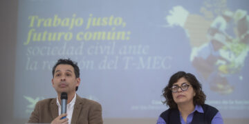 MEX8404. CIUDAD DE MÉXICO (MÉXICO), 01/04/2025.- El coordinador de Análisis e Incidencia de Proyecto de Derechos Económicos Sociales y Culturales (ProDESC), Eduardo Villarreal (i) y la fundadora y directora ejecutiva de ProDESC, Alejandra Ancheita Pagaza, participan en una rueda de prensa este martes en Ciudad de México (México). Organizaciones civiles alertaron de retos en la defensa de los derechos humanos de los trabajadores mexicanos, ante la posible revisión temprana del Tratado entre México, Estados Unidos y Canadá (T-MEC) y nuevas presiones comerciales del presidente estadounidense, Donald Trump. EFE/ Isaac Esquivel