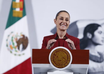 MEX8454, CIUDAD DE MÉXICO (MÉXICO), 02/04/2025.- La presidenta de México, Claudia Sheinbaum, habla durante una rueda de prensa este miércoles, en el Palacio nacional de la Ciudad de México (México). EFE/ Mario Guzmán