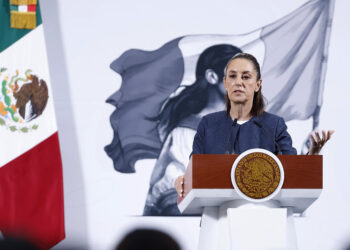 MEX9795. CIUDAD DE MÉXICO (MÉXICO), 14/04/2025.- La presidenta de México, Claudia Sheinbaum, habla durante una rueda de prensa este lunes, en el Palacio Nacional de Ciudad de México (México). Sheinbaum aseguró que no considera necesario un paro nacional de maestros, como ha advertido la Coordinadora Nacional de Trabajadores de la Educación (CNTE), el mayor sindicato de docentes en México, al afirmar que su gobierno mantiene el diálogo abierto y ha atendido diversas demandas laborales del magisterio. EFE/ Sáshenka Gutiérrez