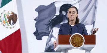 MEX9795. CIUDAD DE MÉXICO (MÉXICO), 14/04/2025.- La presidenta de México, Claudia Sheinbaum, habla durante una rueda de prensa este lunes, en el Palacio Nacional de Ciudad de México (México). Sheinbaum aseguró que no considera necesario un paro nacional de maestros, como ha advertido la Coordinadora Nacional de Trabajadores de la Educación (CNTE), el mayor sindicato de docentes en México, al afirmar que su gobierno mantiene el diálogo abierto y ha atendido diversas demandas laborales del magisterio. EFE/ Sáshenka Gutiérrez