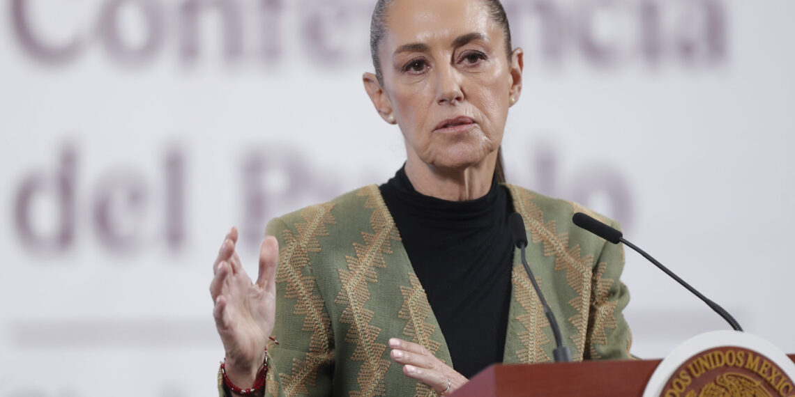 MEX9885. CIUDAD DE MÉXICO (MÉXICO), 15/04/2025.- La presidenta de México, Claudia Sheinbaum, habla durante una rueda de prensa este martes, en Palacio Nacional de la Ciudad de México (México). Sheinbaum dijo que el próximo 1 de mayo Sergio Salomón, exgobernador del estado de Puebla, asumirá como nuevo titular del Instituto Nacional de Migración (INM), en sustitución de Francisco Garduño, quien libró un proceso penal por su presunta responsabilidad en un incendio donde murieron 40 migrantes. EFE/ Isaac Esquivel