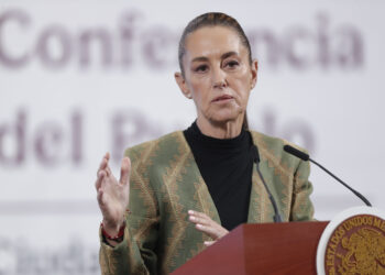 MEX9885. CIUDAD DE MÉXICO (MÉXICO), 15/04/2025.- La presidenta de México, Claudia Sheinbaum, habla durante una rueda de prensa este martes, en Palacio Nacional de la Ciudad de México (México). Sheinbaum dijo que el próximo 1 de mayo Sergio Salomón, exgobernador del estado de Puebla, asumirá como nuevo titular del Instituto Nacional de Migración (INM), en sustitución de Francisco Garduño, quien libró un proceso penal por su presunta responsabilidad en un incendio donde murieron 40 migrantes. EFE/ Isaac Esquivel