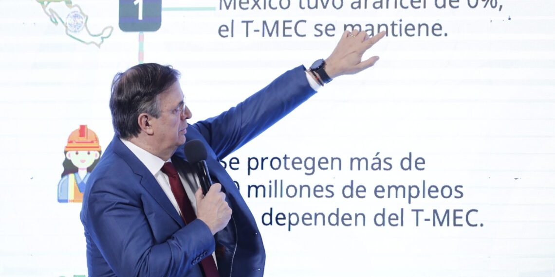 MEX8563. CIUDAD DE MÉXICO (MÉXICO), 03/04/2025.- El secretario de Economía, Marcelo Ebrard, habla durante una rueda de prensa este jueves, en Palacio Nacional de Ciudad de México (México). El Gobierno mexicano celebró que el Tratado entre México, Estados Unidos y Canadá (T-MEC) "sobrevivió" al anuncio de aranceles al resto del mundo que hizo este miércoles el presidente estadounidense, Donald Trump.EFE/ Mario Guzmán