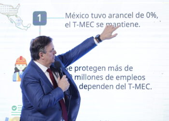 MEX8563. CIUDAD DE MÉXICO (MÉXICO), 03/04/2025.- El secretario de Economía, Marcelo Ebrard, habla durante una rueda de prensa este jueves, en Palacio Nacional de Ciudad de México (México). El Gobierno mexicano celebró que el Tratado entre México, Estados Unidos y Canadá (T-MEC) "sobrevivió" al anuncio de aranceles al resto del mundo que hizo este miércoles el presidente estadounidense, Donald Trump.EFE/ Mario Guzmán