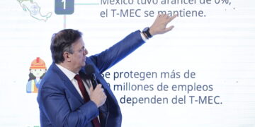 MEX8563. CIUDAD DE MÉXICO (MÉXICO), 03/04/2025.- El secretario de Economía, Marcelo Ebrard, habla durante una rueda de prensa este jueves, en Palacio Nacional de Ciudad de México (México). El Gobierno mexicano celebró que el Tratado entre México, Estados Unidos y Canadá (T-MEC) "sobrevivió" al anuncio de aranceles al resto del mundo que hizo este miércoles el presidente estadounidense, Donald Trump.EFE/ Mario Guzmán