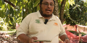 MEX019. TAPACHULA (MÉXICO), 16/04/2025.- El gerente de producción agroecológica de la cafetalera San Francisco de Asís, Iván Román Noriero, habla durante una entrevista con EFE este miércoles, en el municipio de Tapachula en Chiapas (México). Organizaciones de productores de café de Chiapas reanudaron la exportación de café a Estados Unidos, destino del 60 % de las ventas externas de este producto, tras la incertidumbre arancelaria del presidente estadounidense, Donald Trump. EFE/Juan Manuel Blanco