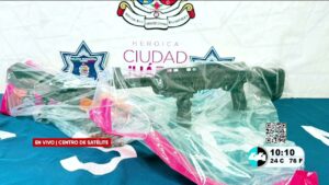 Caen 3 jóvenes con 2 armas largas en auto. Noticias en tiempo real