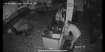 Sujeto de 57 Años es Sorprendido Robando en Restaurante Los Pavos; Fue Captado por Cámaras de Seguridad
