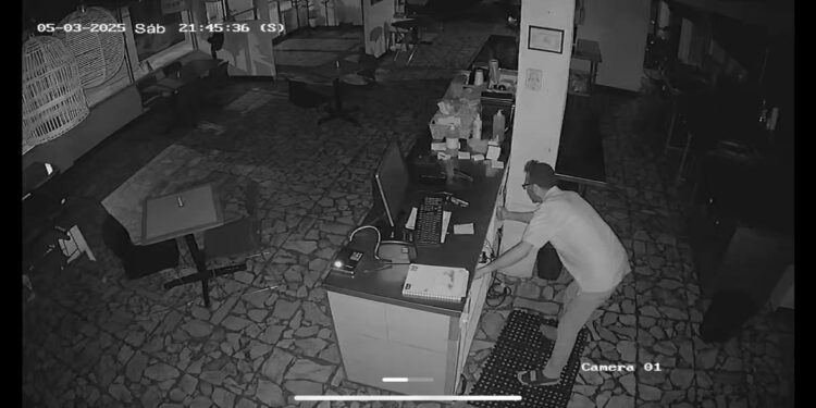 Sujeto de 57 Años es Sorprendido Robando en Restaurante Los Pavos; Fue Captado por Cámaras de Seguridad