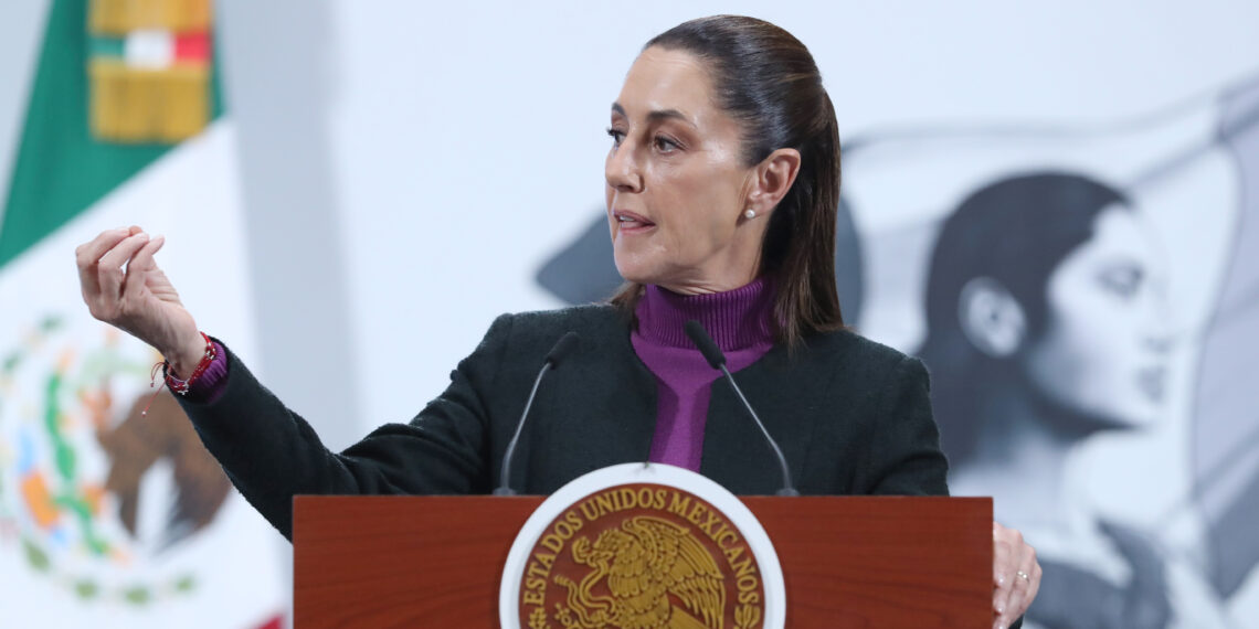 MEX6682. CIUDAD DE MÉXICO (MÉXICO), 30/06/2025.- La presidenta de México Claudia Sheinbaum, habla durante una rueda de prensa matutina este lunes, en Palacio Nacional de la Ciudad de México (México). Sheinbaum consideró como un logro muy importante que el Senado de Estados Unidos redujera a 1 % la propuesta de impuesto a remesas, de un 3,5 % previo, un gravamen que aplicaría únicamente a transferencias en efectivo, giros postales, cheques de caja u otros instrumentos similares. EFE/Mario Guzmán