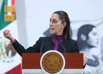 MEX6682. CIUDAD DE MÉXICO (MÉXICO), 30/06/2025.- La presidenta de México Claudia Sheinbaum, habla durante una rueda de prensa matutina este lunes, en Palacio Nacional de la Ciudad de México (México). Sheinbaum consideró como un logro muy importante que el Senado de Estados Unidos redujera a 1 % la propuesta de impuesto a remesas, de un 3,5 % previo, un gravamen que aplicaría únicamente a transferencias en efectivo, giros postales, cheques de caja u otros instrumentos similares. EFE/Mario Guzmán