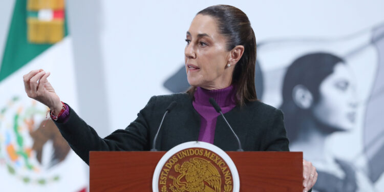 MEX6682. CIUDAD DE MÉXICO (MÉXICO), 30/06/2025.- La presidenta de México Claudia Sheinbaum, habla durante una rueda de prensa matutina este lunes, en Palacio Nacional de la Ciudad de México (México). Sheinbaum consideró como un logro muy importante que el Senado de Estados Unidos redujera a 1 % la propuesta de impuesto a remesas, de un 3,5 % previo, un gravamen que aplicaría únicamente a transferencias en efectivo, giros postales, cheques de caja u otros instrumentos similares. EFE/Mario Guzmán