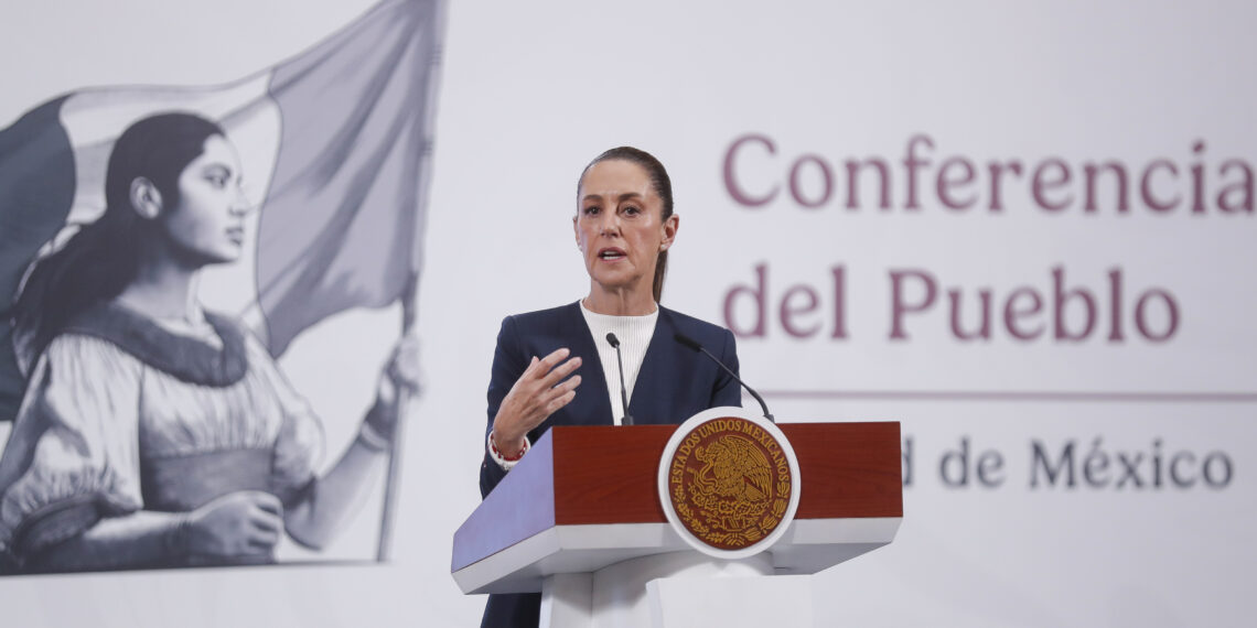 MEX5800. CIUDAD DE MÉXICO (MÉXICO), 18/06/2025.- La presidenta de México, Claudia Sheinbaum, habla durante una rueda de prensa este miércoles, en Palacio Nacional, en Ciudad en México (México). Sheinbaum aseguró que durante la conversación telefónica que tuvo con su homólogo estadounidense, Donald Trump, tras el encuentro fallido el marco de la Cumbre del G7, le propuso un "acuerdo general" sobre seguridad, migración y comercio. EFE/ Isaac Esquivel