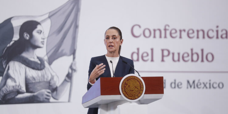MEX5800. CIUDAD DE MÉXICO (MÉXICO), 18/06/2025.- La presidenta de México, Claudia Sheinbaum, habla durante una rueda de prensa este miércoles, en Palacio Nacional, en Ciudad en México (México). Sheinbaum aseguró que durante la conversación telefónica que tuvo con su homólogo estadounidense, Donald Trump, tras el encuentro fallido el marco de la Cumbre del G7, le propuso un "acuerdo general" sobre seguridad, migración y comercio. EFE/ Isaac Esquivel