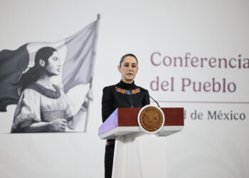 MEX5973. CIUDAD DE MÉXICO (MÉXICO), 20/06/2025.- La presidenta de México, Claudia Sheinbaum, habla durante su conferencia de prensa diaria este viernes, en Palacio Nacional de la Ciudad de México (México). Sheinbaum informó que hasta ahora suman 222 connacionales detenidos en Estados Unidos desde que iniciaron las redadas emprendidas en California por el Gobierno del mandatario Donald Trump. EFE/José Méndez