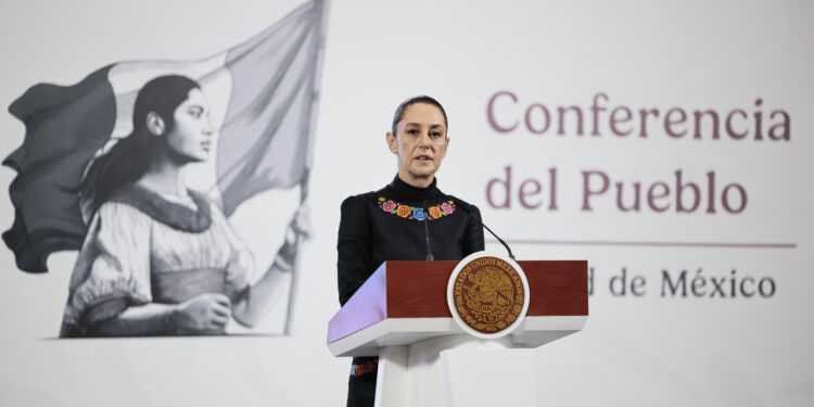 MEX5973. CIUDAD DE MÉXICO (MÉXICO), 20/06/2025.- La presidenta de México, Claudia Sheinbaum, habla durante su conferencia de prensa diaria este viernes, en Palacio Nacional de la Ciudad de México (México). Sheinbaum informó que hasta ahora suman 222 connacionales detenidos en Estados Unidos desde que iniciaron las redadas emprendidas en California por el Gobierno del mandatario Donald Trump. EFE/José Méndez