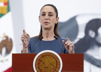 La presidenta de México, Claudia Sheinbaum, habla durante una rueda de prensa este martes, en el Palacio Nacional, en Ciudad de México (México). EFE/ Mario Guzmán