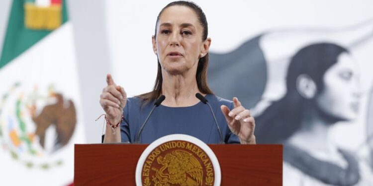 La presidenta de México, Claudia Sheinbaum, habla durante una rueda de prensa este martes, en el Palacio Nacional, en Ciudad de México (México). EFE/ Mario Guzmán