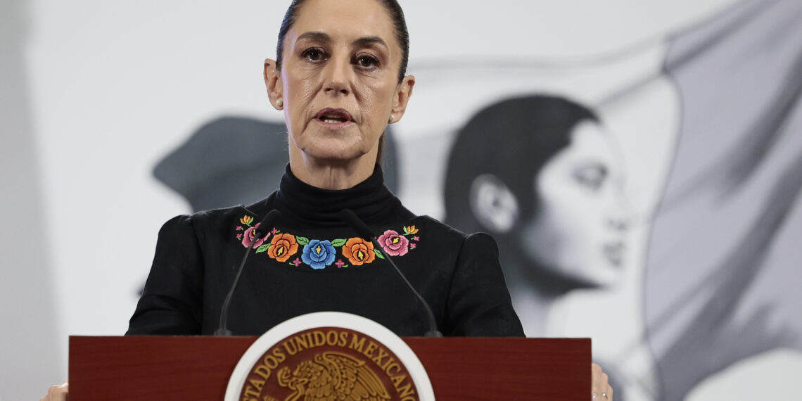 MEX5973. CIUDAD DE MÉXICO (MÉXICO), 20/06/2025.- La presidenta de México, Claudia Sheinbaum, habla durante su conferencia de prensa diaria este viernes, en Palacio Nacional de la Ciudad de México (México). Sheinbaum informó que hasta ahora suman 222 connacionales detenidos en Estados Unidos desde que iniciaron las redadas emprendidas en California por el Gobierno del mandatario Donald Trump. EFE/José Méndez