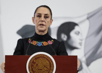 MEX5973. CIUDAD DE MÉXICO (MÉXICO), 20/06/2025.- La presidenta de México, Claudia Sheinbaum, habla durante su conferencia de prensa diaria este viernes, en Palacio Nacional de la Ciudad de México (México). Sheinbaum informó que hasta ahora suman 222 connacionales detenidos en Estados Unidos desde que iniciaron las redadas emprendidas en California por el Gobierno del mandatario Donald Trump. EFE/José Méndez