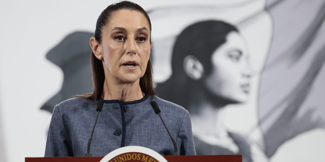 MEX4707. CIUDAD DE MÉXICO (MÉXICO), 09/06/2025.- La presidenta de México, Claudia Sheinbaum, participa este lunes durante una rueda de prensa en Palacio Nacional de la Ciudad de México (México). EFE/ José Méndez
