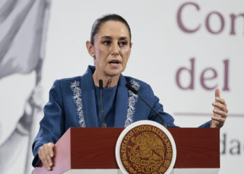 MEX5072. CIUDAD DE MÉXICO (MÉXICO), 12/06/2025.- La presidenta de México, Claudia Sheinbaum, participa este jueves durante una rueda de prensa en Palacio Nacional de la Ciudad de México (México). Sheinbaum aseguró que la Copa Mundial de fútbol que organizará México por tercera vez a partir del próximo 11 de junio de 2026, en conjunto con Estados Unidos y Canadá, pondrá en alto el nombre del país. EFE/ José Méndez